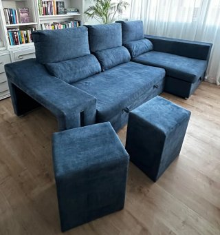 Sofá cama chaiselongue terciopelo azul y 2 puffs