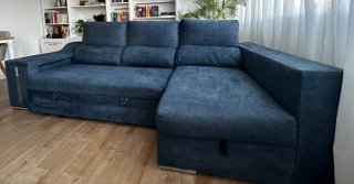Sofá cama chaiselongue terciopelo azul y 2 puffs