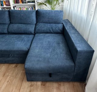 Sofá cama chaiselongue terciopelo azul y 2 puffs