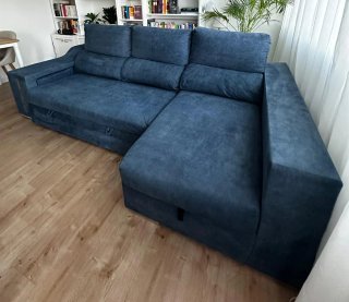 Sofá cama chaiselongue terciopelo azul y 2 puffs