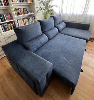 Sofá cama chaiselongue terciopelo azul y 2 puffs