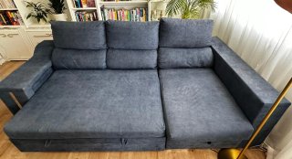 Sofá cama chaiselongue terciopelo azul y 2 puffs