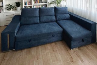 Sofá cama chaiselongue terciopelo azul y 2 puffs