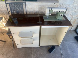 Máquina de coser Alfa 482 verde con mueble