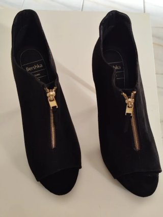 Botines negros de antelina con cremallera dorada