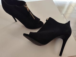 Botines negros de antelina con cremallera dorada