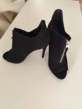 Botines negros de antelina con cremallera dorada