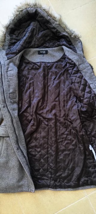 Abrigo de paño con capucha y pelo