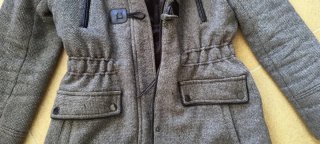Abrigo de paño con capucha y pelo