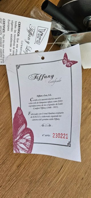 Lámpara Tiffany Crista Blanco con detalles burdeos