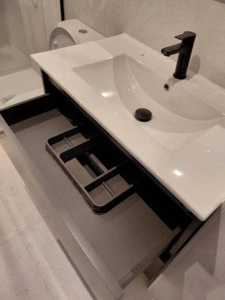 Mueble de baño gris con lavabo sin estrenar