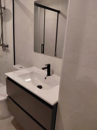 Mueble de baño gris con lavabo sin estrenar
