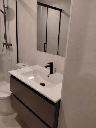 Mueble de baño gris con lavabo sin estrenar