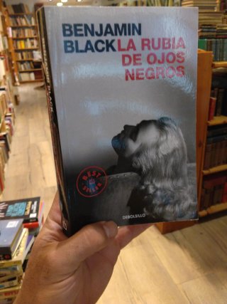 La rubia de ojos negros