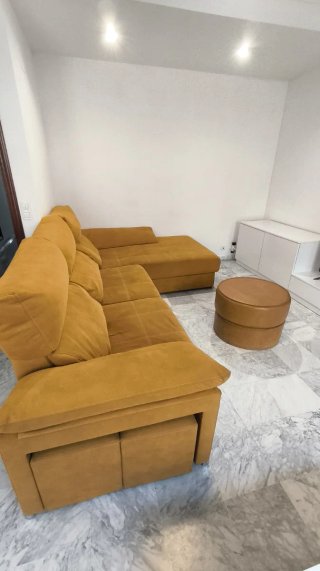 Sofá Chaiselongue mostaza y 3 puff