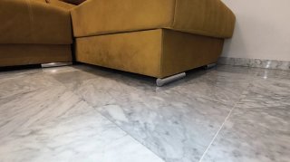Sofá Chaiselongue mostaza y 3 puff
