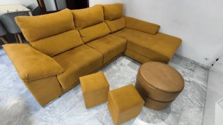 Sofá Chaiselongue mostaza y 3 puff
