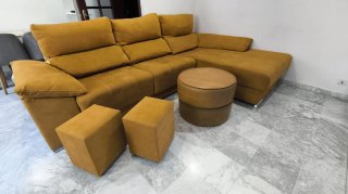 Sofá Chaiselongue mostaza y 3 puff