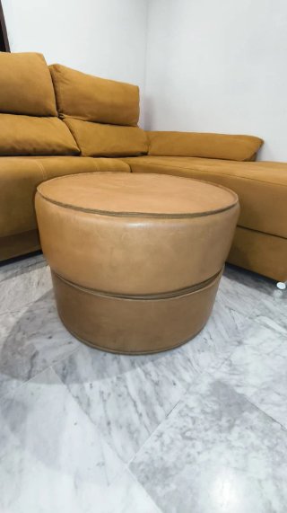 Sofá Chaiselongue mostaza y 3 puff