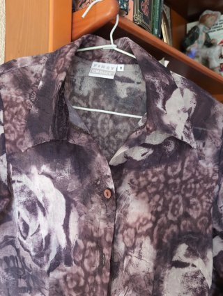 Blusa con mangas volantes