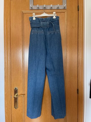 C2: Vaqueros de corte ancho con cinturón.