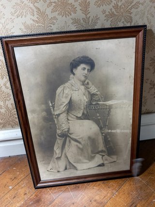 Fotografía antigua mujer enmarcada