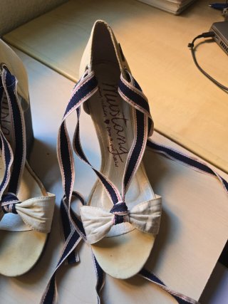 Sandalias beige con lazos azules