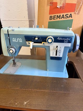 Máquina de coser Alfa + mueble