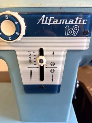 Máquina de coser Alfa + mueble