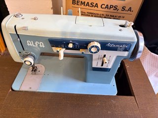 Máquina de coser Alfa + mueble