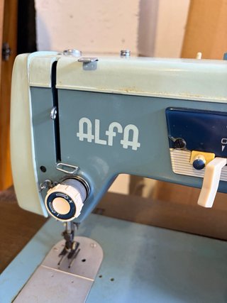 Máquina de coser Alfa + mueble