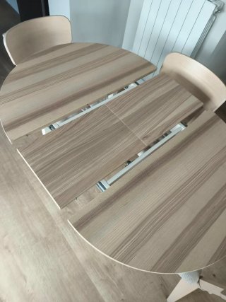 Mesa redonda extensible con acabado madera clara