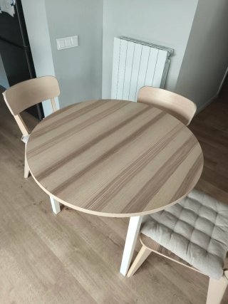 Mesa redonda extensible con acabado madera clara