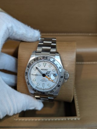 Reloj Seiko Mod Explorer II GMT Blanco Naranja