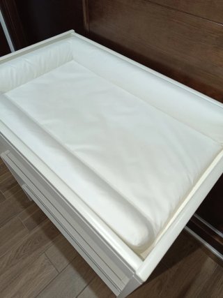 Cambiador de madera blanco