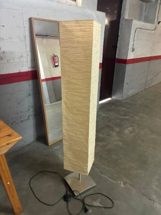 Lámpara de pie moderna beige y plateada
