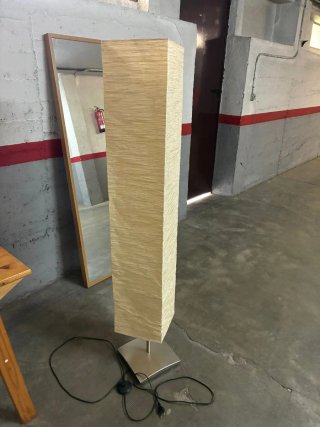 Lámpara de pie moderna beige y plateada