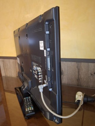 Televisor LG Negro con Soporte de Pared incluido