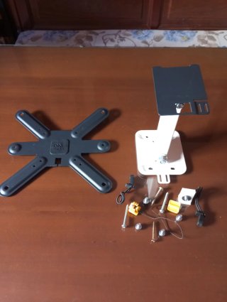 Televisor LG Negro con Soporte de Pared incluido