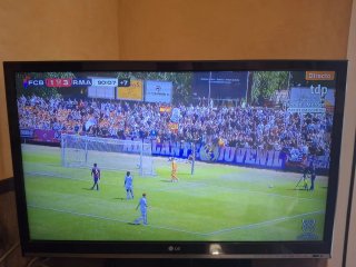 Televisor LG Negro con Soporte de Pared incluido