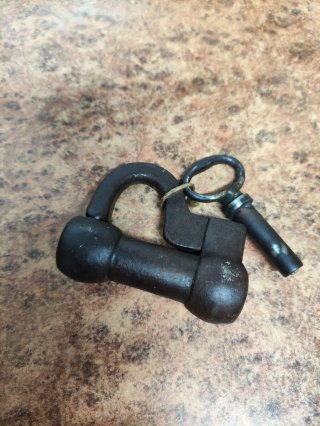 Candado de forja antiguo