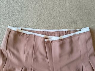 Pantalón traje cintura despuntada beige