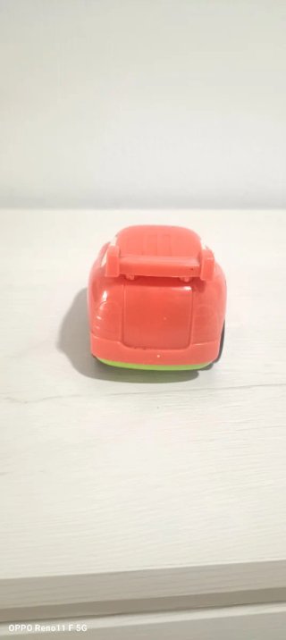 Coche de juguete rojo