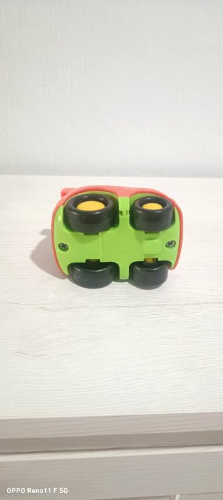 Coche de juguete rojo