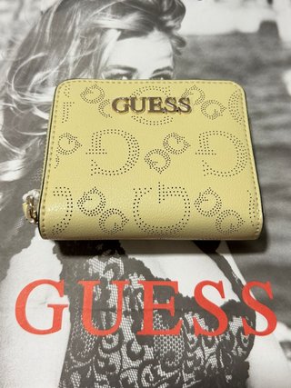 Cartera Guess amarilla con detalles dorados