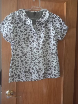 Camisa floral blanca y verde
