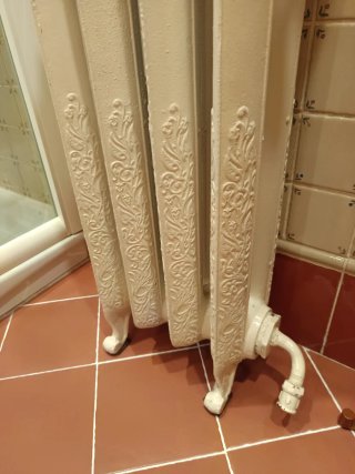 Radiador de hierro forjado con bordados