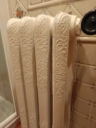 Radiador de hierro forjado con bordados