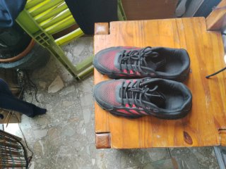 Zapatillas deportivas negras y rojas