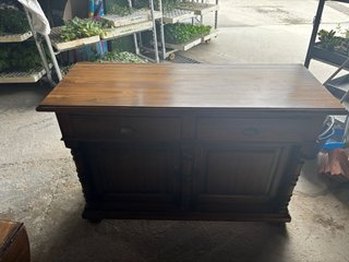 Mueble de madera antiguo con detalles tallados